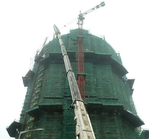漳州吊车在工地上作业